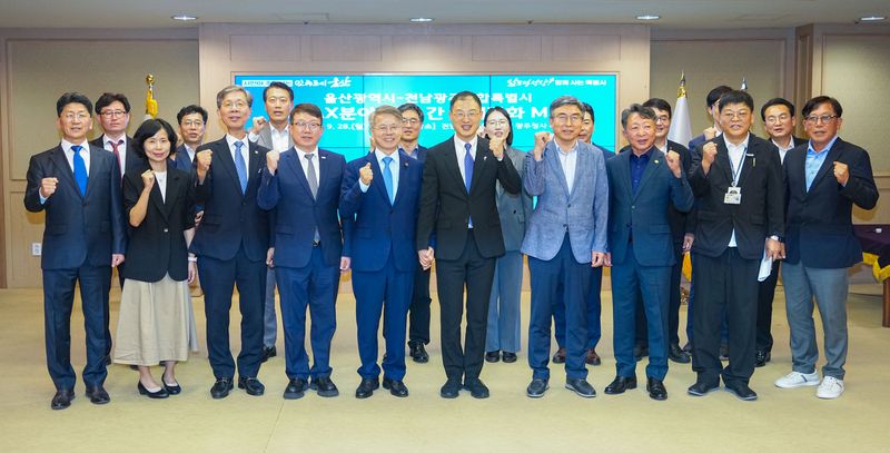 민형배 전남광주통합특별시장(광주특별시장·앞줄 왼쪽에서 다섯 번째)과 김상욱 울산광역시장(여섯 번째)이 28일 전남광주통합특별시(광주특별시) 광주청사 비즈니스룸에서 '전남광주통합특별시-울산광역시 미래 동반 성장을 위한 우호 협약'과 '전남광주-울산 지역 대학 간 산업 AX 협력을 위한 업무 협약'을 체결한 뒤 양 도시 4개 대학 관계자들과 기념촬영을 하고 있다. 광주특별시 제공