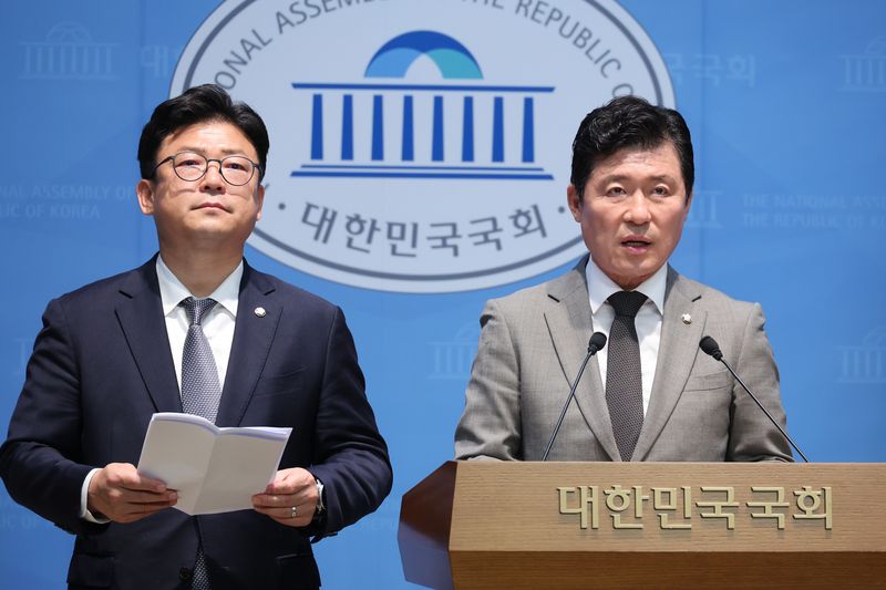 강명구, 구자근 국민의힘 의원이 28일 서울 여의도 국회 소통관에서 영화 '암살자(들)' 역사왜곡 규탄 기자회견을 하고 있다. 2026.9.28 ⓒ 뉴스1 신웅수 기자