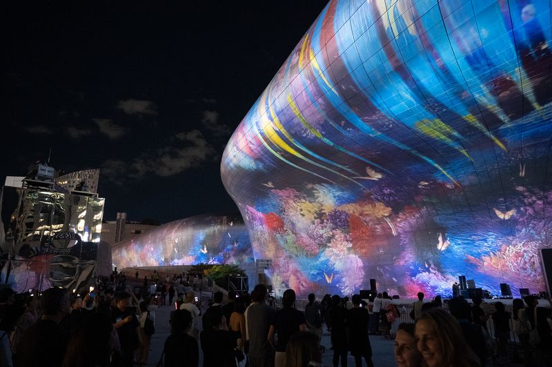지난 3~13일 서울 동대문디자인플라자(DDP)에서 열린 미디어아트 축제 '서울라이트DDP 2026 가을'행사에서 DDP 외벽에 대표 작품인 '청구영언'이 나오고 있다.