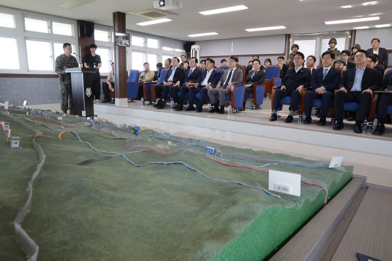 국회 국방위원회 국회의원들이 28일 지뢰 폭발 사고가 발생한 육군 25사단 관할 비무장지대(DMZ)를 찾아 브리핑을 듣고 있다. 이날 현장점검에는 더불어민주당 김민석 대표(앞줄 오른쪽 세번째), 개혁신당 천하람 원내대표(앞줄 오른쪽 첫번째) 등이 참석했다. 국민의힘 소속 국방위 의원들은 동행하지 않았다. 연합뉴스