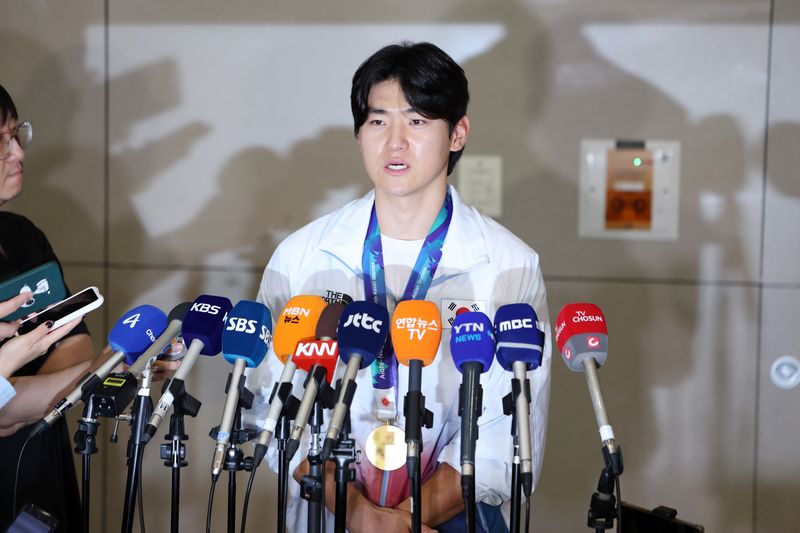 2026 아이치·나고야 아시안게임에서 우승을 차지한 한국 야구 대표팀 김도영이 28일 인천국제공항을 통해 귀국해 인터뷰를 하고 있다. 연합뉴스