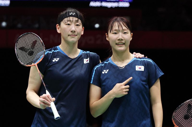 28일 일본 아이치현 이치노미야 시립 종합체육관에서 열린 2026 아이치·나고야 아시안게임 배드민턴 여자 복식 준결승전에서 세트스코어 2-0으로 승리한 이소희(왼쪽)와 백하나가 기념촬영 하고 있다. 뉴시스