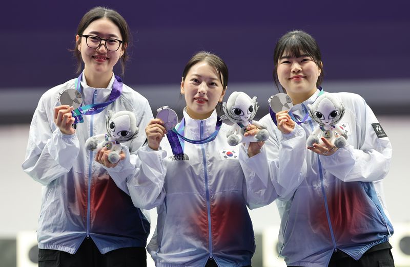 대한민국 양지인(왼쪽부터), 봉서린, 오예진이 28일 일본 도요타시 아이치현 종합사격장에서 열린 2026 아이치·나고야 아시안게임 사격 여자 25m 권총 단체전 시상식에서 은메달을 목에 걸고 기뻐하고 있다. 뉴스1