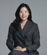 ◀ 대담자 김규리씨는 미국 텍사스 A&M대 재무학 박사과정 연구자이다. 이화여자대학교 경영학과를 졸업하고, 미국 텍사스대 댈러스캠퍼스에서 재무학 석사학위를 받았다. 채권시장과 가계금융, 지속가능금융이 교차하는 지점을 실증적으로 연구한다. 박사학위 논문에서는 개인투자자의 지방채(municipal bond) 절세 거래 행태를 분석했으며, 김화균 교수와 함께 ESG 채권 시장의 발행 유인과 중개 구조를 다룬 연구를 진행하고 있다.