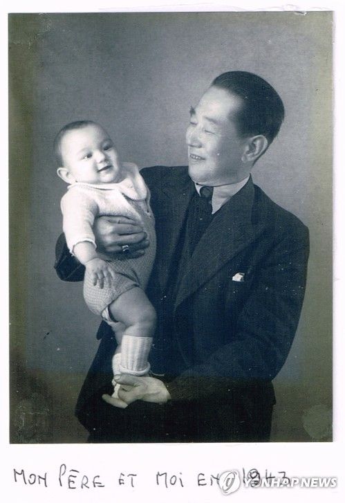해방 전 1943년 프랑스에서 차남 장자크 홍푸안을 안고 좋아하는 홍재하 지사. 연합뉴스
