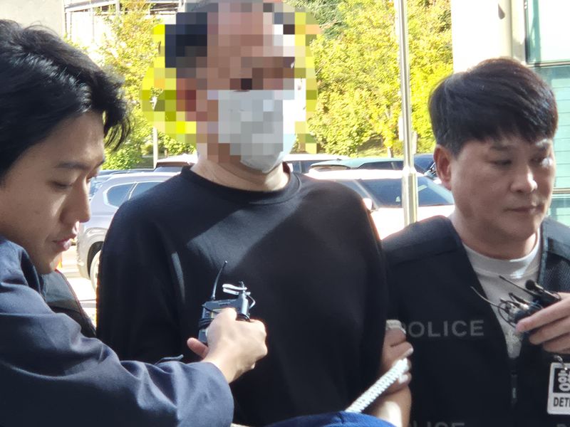 경기 남양주시 한 별장에서 70대 여성을 흉기로 찔러 살해한 혐의를 받는 50대 수행기사가 28일 구속 전 피의자 심문(영장실질심사)을 받기 위해 의정부지법 남양주지원에 출석하고 있다. 2026.09.28. /사진=뉴스1
