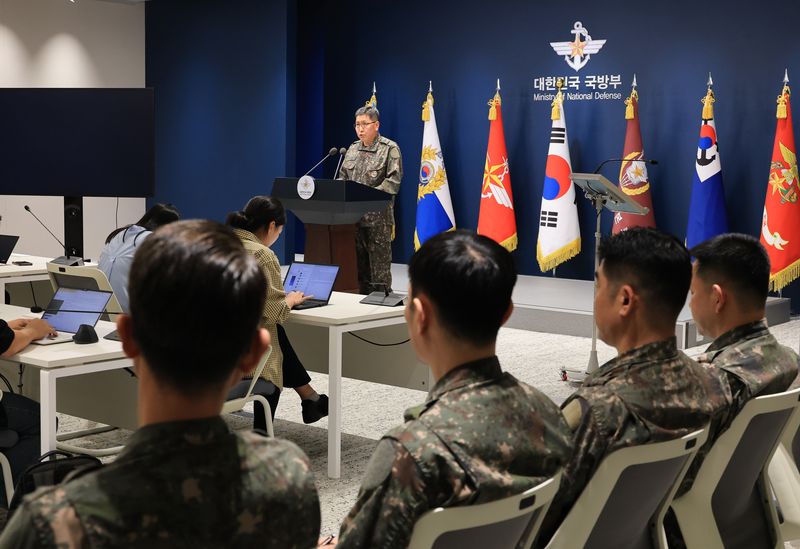 권대원 합동참모본부 차장이 28일 서울 용산구 국방부에서 '비무장지대 지뢰 추정 폭발 사고' 관련 브리핑을 하고 있다. 연합뉴스