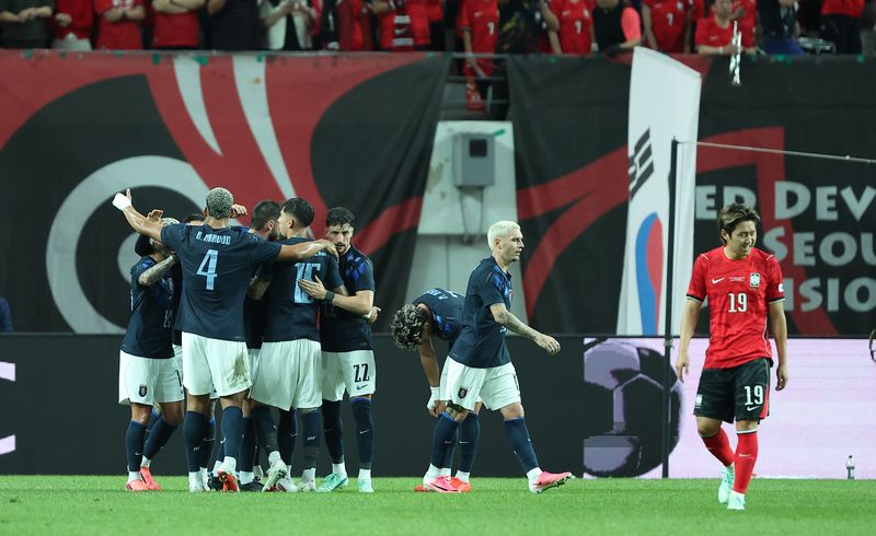 28일 서울 마포구 서울월드컵경기장에서 열린 축구 국가대표팀 평가전 대한민국과 우루과이의 경기, 대한민국 이강인이 우루과이 히오르히안 데 아라스카에타의 추가골이 터지자 아쉬워하고 있다. 뉴스1