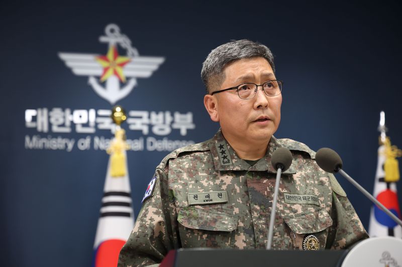 권대원 합동참모본부 차장이 28일 오후 서울 용산구 국방부에서 DMZ 지뢰 폭발 사고 관련 브리핑을 하고 있다. 뉴시스