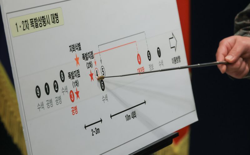 양진혁 합동참모본부 작전부장이 28일 서울 용산구 국방부에서 열린 '비무장지대 지뢰 추정 폭발 사고' 관련 브리핑에서 관련 자료를 설명하고 있다. 연합뉴스