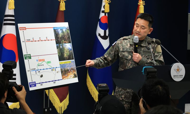 양진혁 합동참모본부 작전부장이 28일 서울 용산구 국방부에서 열린 '비무장지대 지뢰 추정 폭발 사고' 관련 브리핑에서 관련 자료를 설명하고 있다. 연합뉴스