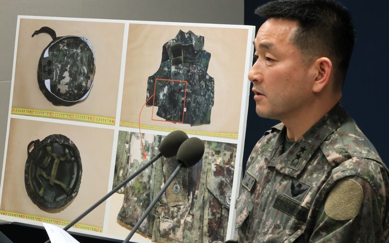양진혁 합동참모본부 작전부장이 28일 서울 용산구 국방부에서 열린 '비무장지대 지뢰 추정 폭발 사고' 관련 브리핑에서 관련 자료를 설명하고 있다. 연합뉴스