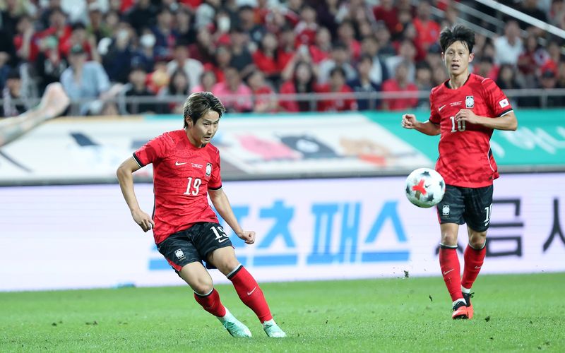 28일 서울 마포구 서울월드컵경기장에서 열린 축구 국가대표팀 평가전 대한민국과 우루과이의 경기, 대한민국 이강인이 크로스를 올리고 있다. 뉴스1
