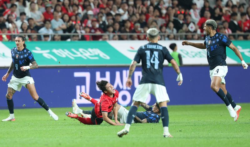 지난달 28일 서울월드컵경기장에서 열린 축구 대한민국과 우루과이의 평가전. 한국 김민수가 공격을 하다 발에 걸려 넘어지고 있다. 연합뉴스 제공