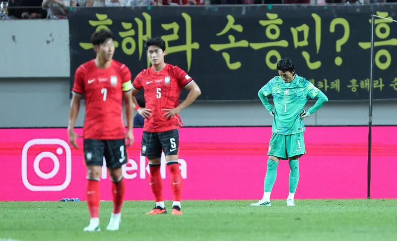 28일 서울 마포구 서울월드컵경기장에서 열린 축구 국가대표팀 평가전 대한민국과 우루과이의 경기, 대한민국 김승규가 우루과이 다르윈 누녜스에게 추가골을 허용한 후 아쉬워하고 있다. 뉴스1