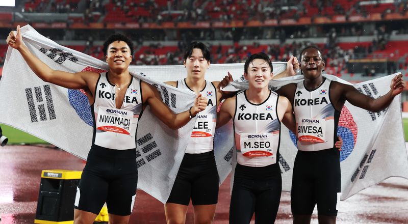 28일 나고야시 미즈호파크 주경기장에서 열린 2026 아이치·나고야아시안게임 남자 육상 400m 계주 결승에서 나마디 조엘진(왼쪽부터), 이재성, 서민준, 비웨사 다니엘이 동메달을 확정 짓고 기뻐하고 있다. /사진=뉴스1