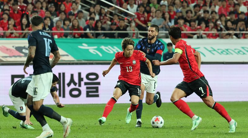 일 서울 마포구 서울상암월드컵경기장에서 열린 하나은행 초청 대한민국 축구 국가대표팀 친선경기 대한민국 대 우루과이의 경기, 대한민국 이강인이 드리블 하고 있다. 뉴시스