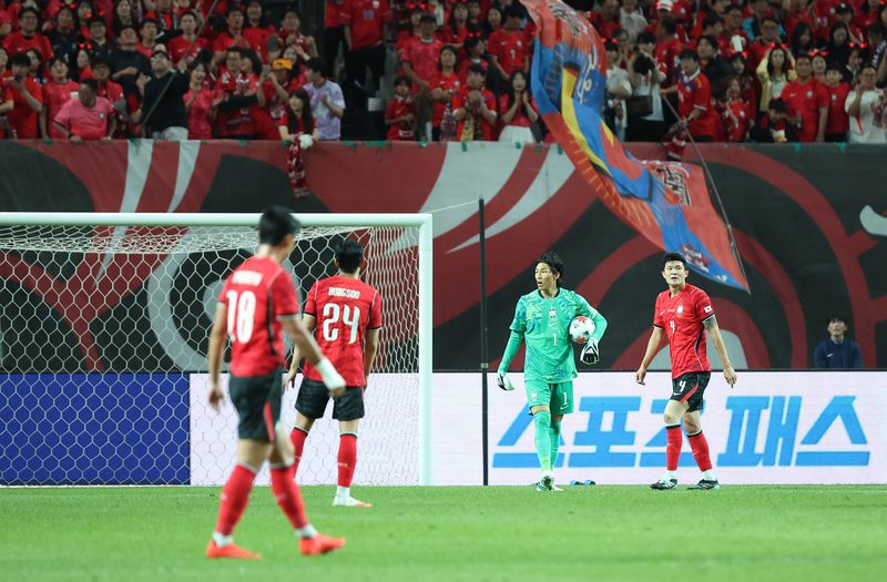 28일 서울 마포구 서울월드컵경기장에서 열린 축구 국가대표팀 평가전 대한민국과 우루과이의 경기, 대한민국 골키퍼 김승규가 우루과이 다르윈 누녜스에게 선제골을 허용한 후 아쉬워하고 있다. 2026.9.28 ⓒ 뉴스1 김성진 기자 /사진=뉴스1