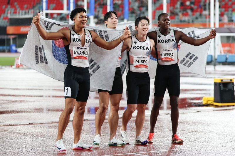 [나고야(일본)=뉴시스] 김금보 기자 = 28일 오후(현지 시간) 일본 나고야 미즈호 파크 육상경기장에서 열린 2026 아이치·나고야 아시안게임 육상 남자 400m 계주 결승, 동메달을 차지한 대한민국 나마디 조엘진, 비웨사 다니엘 가사마, 이재성, 서민준이 기념촬영 하고 있다. 2026.09.28. kgb@newsis.com