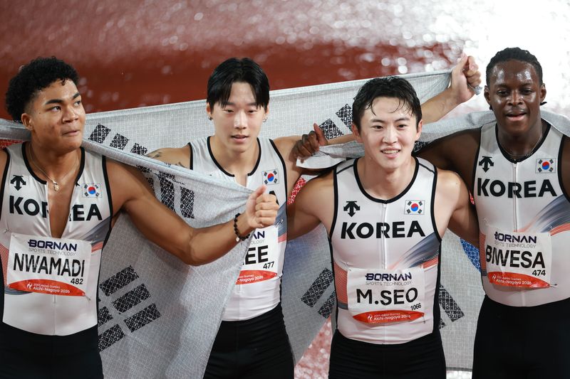 [나고야(일본)=뉴시스] 이영환 기자 = 28일 오후(현지 시간) 일본 나고야 미즈호 파크 육상경기장에서 열린 2026 아이치·나고야 아시안게임 육상 남자 400m 계주 결승, 동메달을 차지한 대한민국 나마디 조엘진, 비웨사 다니엘 가사마, 이재성, 서민준이 기념촬영 하고 있다. 2026.09.28. 20hwan@newsis.com