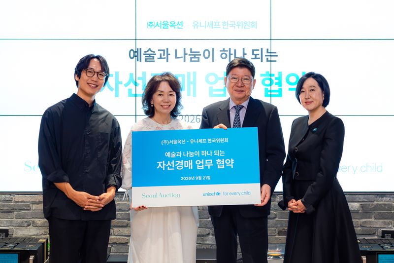 지난 21일 열린 '유니세프 80주년 자선 옥션쇼' 업무협약식에서 김선우 작가(왼쪽부터), 이옥경 서울옥션 대표이사, 정갑영 유니세프 한국위원회 회장, 허금주 유니세프 한국위원회 사무총장이 기념촬영을 하고 있다. 서울옥션 제공