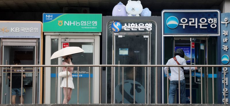 [서울=뉴시스] 조성우 기자 = 금융당국이 올해 가계부채 관리 목표를 기존보다 2배로 높이면서 5대 시중은행의 주택담보대출 공급 여력도 최대 7조5천억원가량 확대될 것으로 전망된다. 사진은 17일 서울 시내 시중은행 ATM 기기 모습. 2026.08.17. xconfind@newsis.com