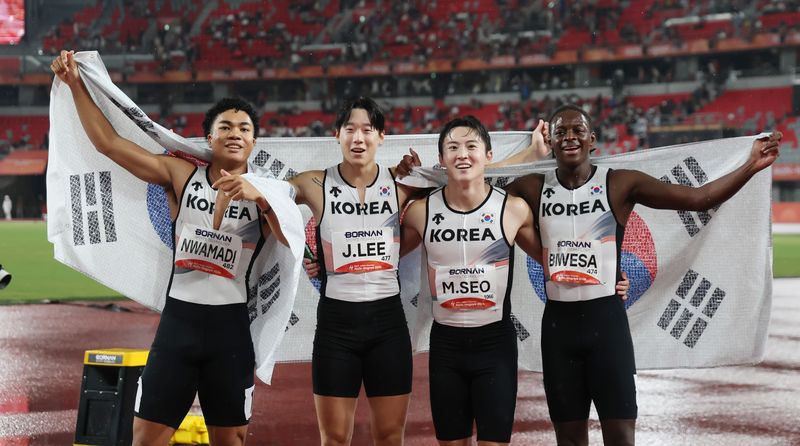28일 나고야시 미즈호파크 주경기장에서 열린 2026 아이치·나고야아시안게임 남자 육상 400m 계주 결승에서 나마디 조엘진(왼쪽부터), 이재성, 서민준, 비웨사 다니엘이 동메달을 확정 짓고 기뻐하고 있다. 뉴스1