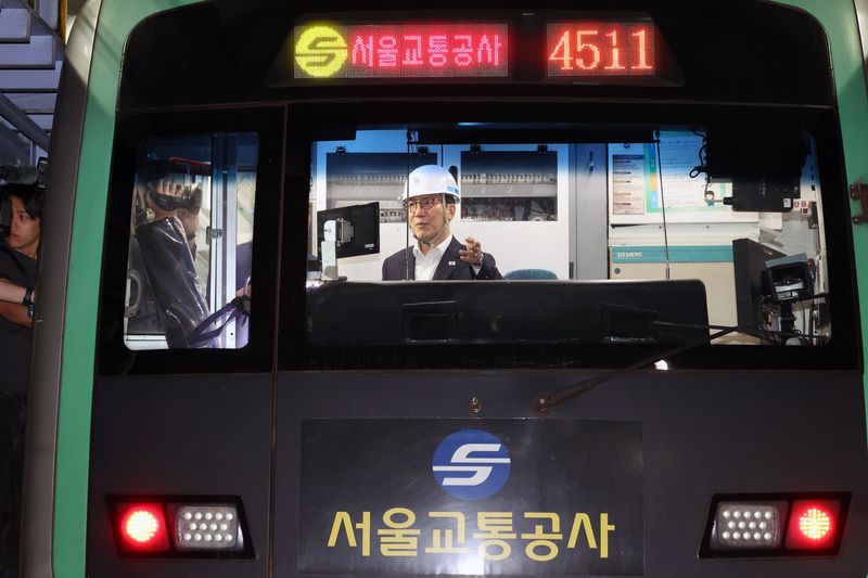 더불어민주당 김민석 대표가 29일 서울 양천구 서울교통공사 신정차량사업소를 방문하고 있다. 사진=서동일 기자