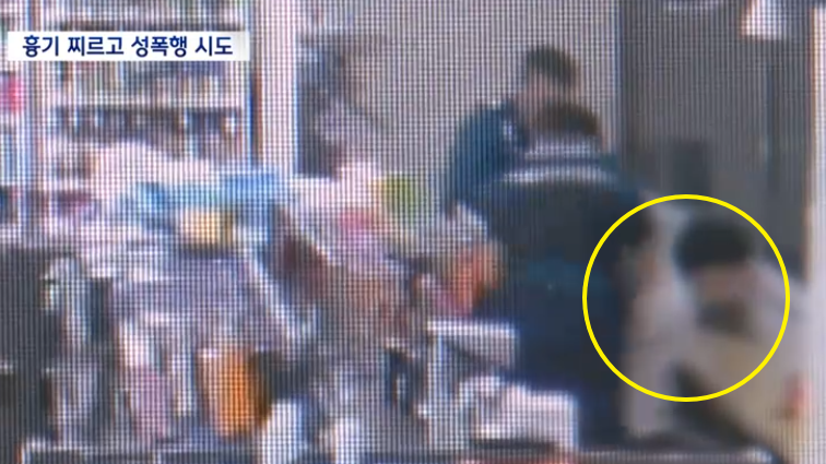 지난 27일 일면식 없는 20대 여성을 흉기로 찌르고 성폭행을 시도한 10대 A군이 청주의 한 편의점에서 경찰에 긴급체포되고 있다./사진=MBC 뉴스 캡처