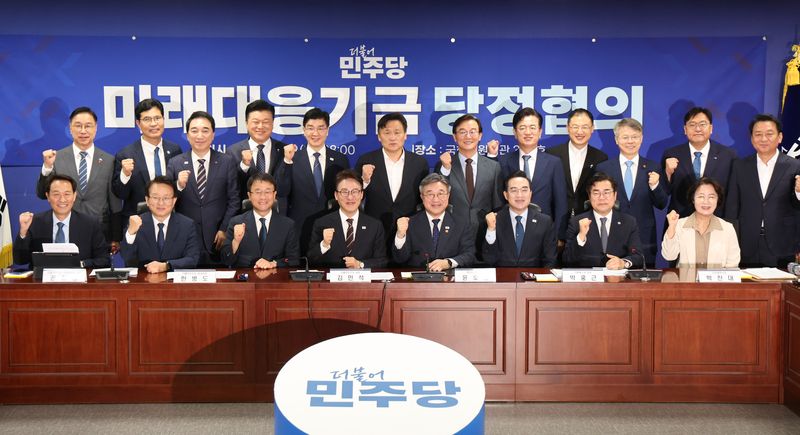 김민석(앞줄 가운데) 더불어민주당 대표와 윤호중(앞줄 왼쪽 네번째) 행정안전부 장관을 비롯한 전국 시도지사와 당정 관계자들이 29일 오전 서울 여의도 국회 의원회관에서 열린 미래대응기금 관련 당정협의회의에서 기념촬영을 하고 있다. 뉴시스