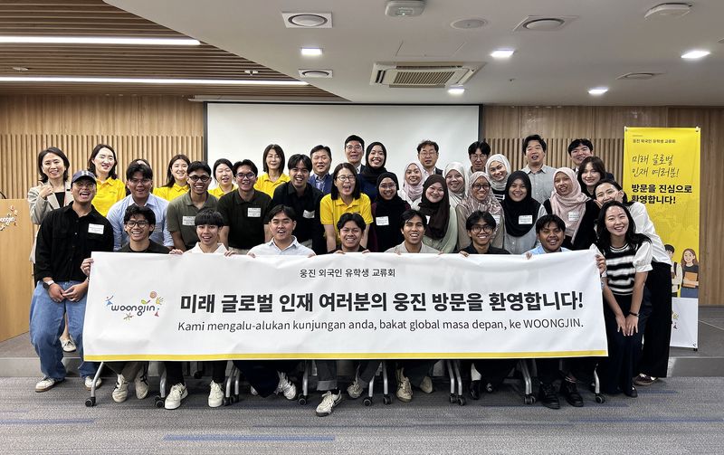 웅진이 최근 서울 청계 사옥에서 진행된 ‘말레이시아 유학생 교류회’ 참가자들이 기념촬영을 하고 있다. 웅진 제공