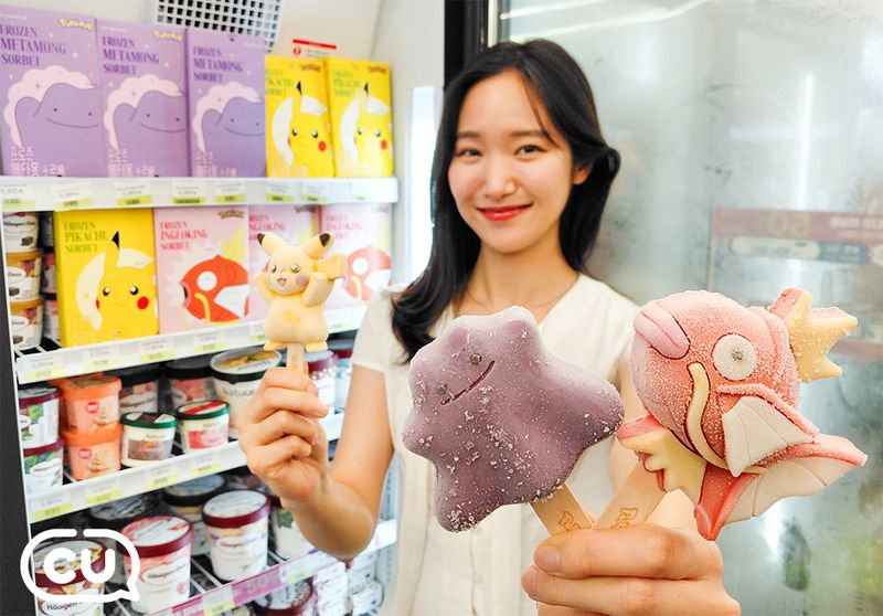 CU 모델이 포켓몬스터 메타몽·피카츄·잉어킹 모양 3D 아이스크림을 보여주고 있다. BGF리테일 제공