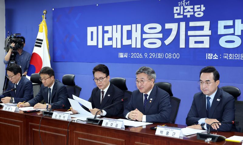 윤호중 행정안전부 장관(오른쪽 두 번째)이 29일 국회 의원회관에서 열린 미래대응기금 당정협의에서 발언하고 있다. 이날 당정은 지방 광역단체장들과 함께 미래대응기금 및 지방교부세 개편 관련 논의를 했다. 연합뉴스