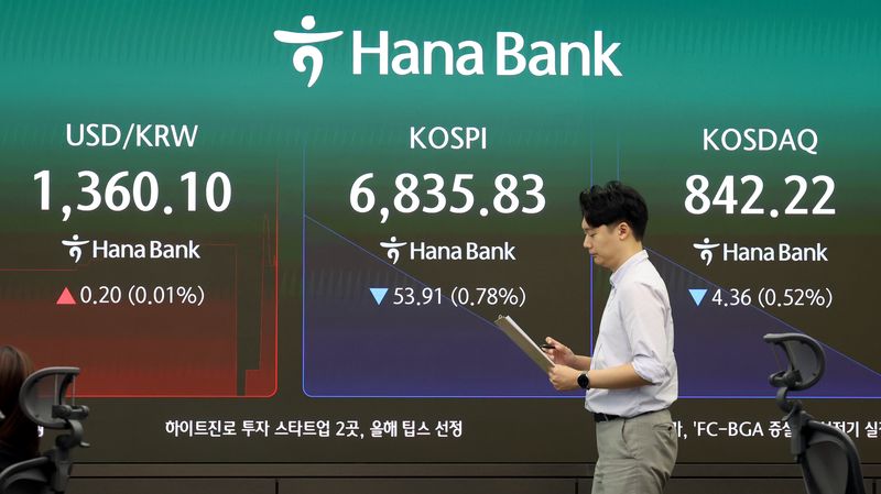 29일 오전 서울 중구 하나은행 본점 딜링룸에서 딜러들이 업무를 보고 있다. 사진=뉴시스