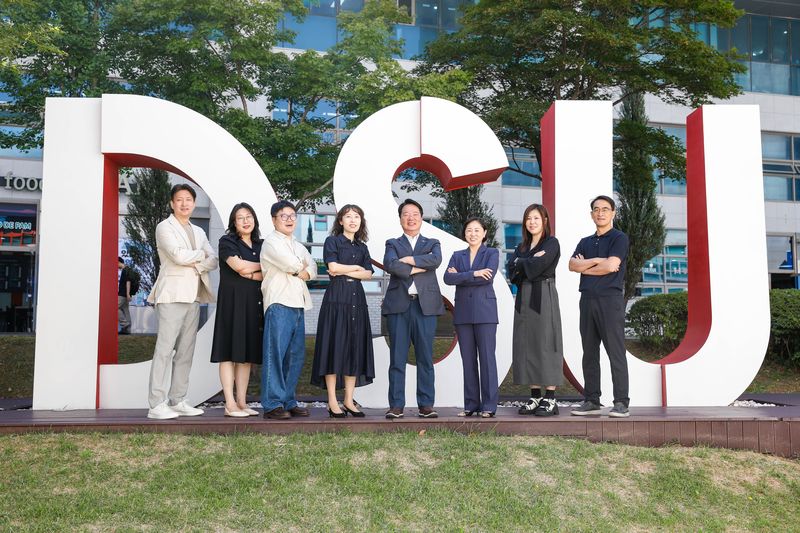 '2026년 일자리창출 지원 유공 정부포상'에서 대통령표창을 수상한 정도운 동서대학교 진로취업지원처장(왼쪽 다섯번째)이 직원들과 단체 기념사진을 촬영하고 있다. 동서대학교 제공