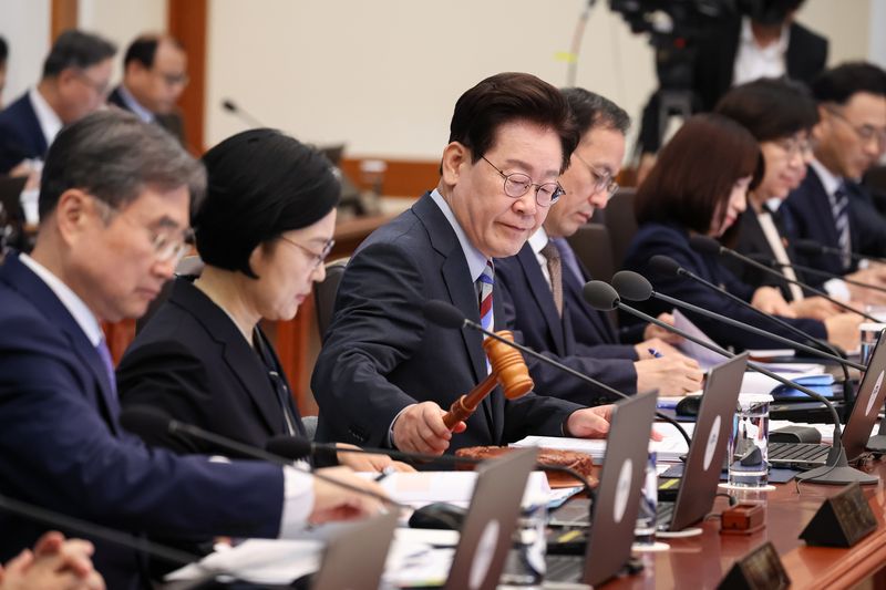 이재명 대통령이 29일 청와대에서 열린 국무회의에서 의사봉을 두드리고 있다. 뉴스1