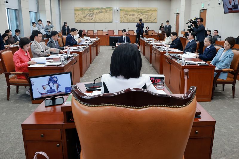 29일 국회 교육위원회 전체회의에서 위원장인 국민의힘 김희정 의원이 국정감사 관련 안건을 처리하고 있다. 연합뉴스