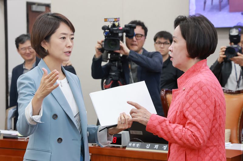 29일 국회 교육위원회 전체회의 산회 뒤 여야 간사인 고민정 더불어민주당 의원과 이인선 국민의힘 의원이 대화하고 있다. 연합뉴스