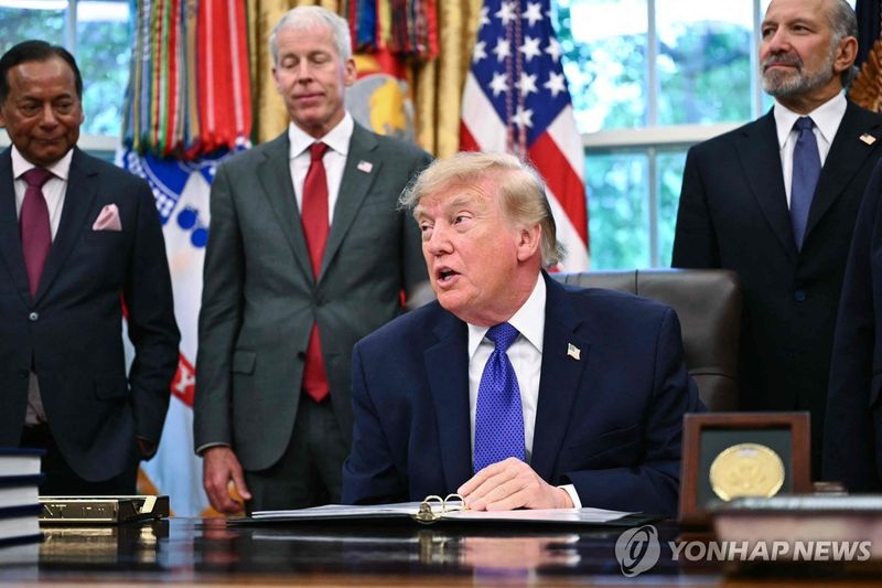 도널드 트럼프 미국 대통령이 28일(현지시간) 워싱턴 백악관 집무실에서 이번 중간 선거에서 접전이 예상되는 아이오와주에 역사상 최대 규모의 제철소 건설 사업을 발표하고 있다. 연합뉴스