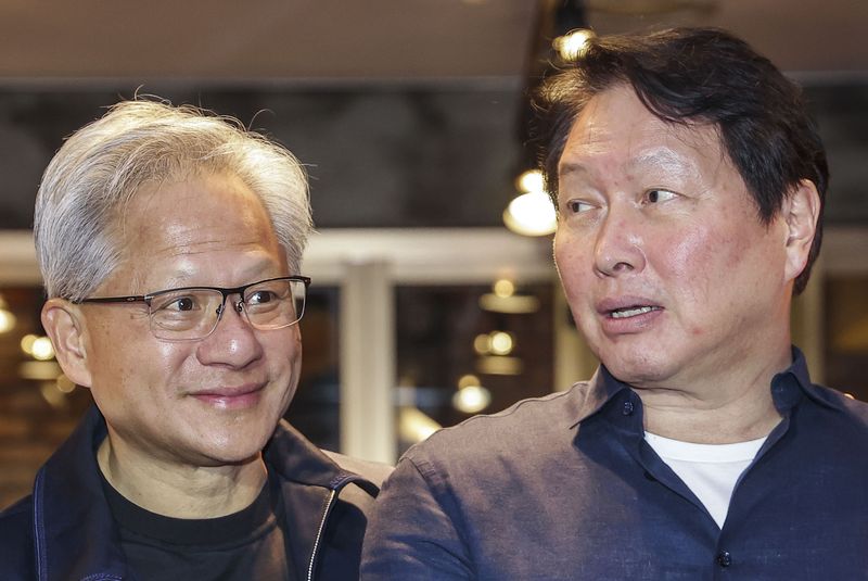 젠슨 황 엔비디아 최고경영자(CEO)와 최태원 SK그룹 회장이 지난 6월 7일 서울 강남구 깐부치킨 삼성점에서 치맥회동을 마친 뒤 기념촬영을 하고 있다. 사진=뉴시스