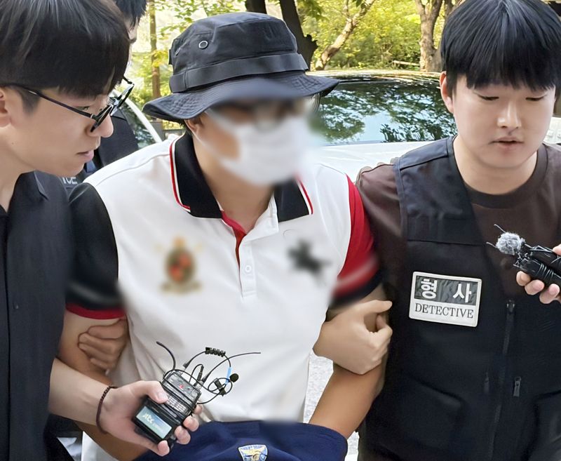 양화한강공원 인근에서 흉기를 들고 행인을 위협한 40대 남성 천 모 씨가 29일 오전 구속 전 피의자 심문(영장실질심사)을 받기 위해 서울남부지법으로 출석하고 있다. /사진=뉴스1화상