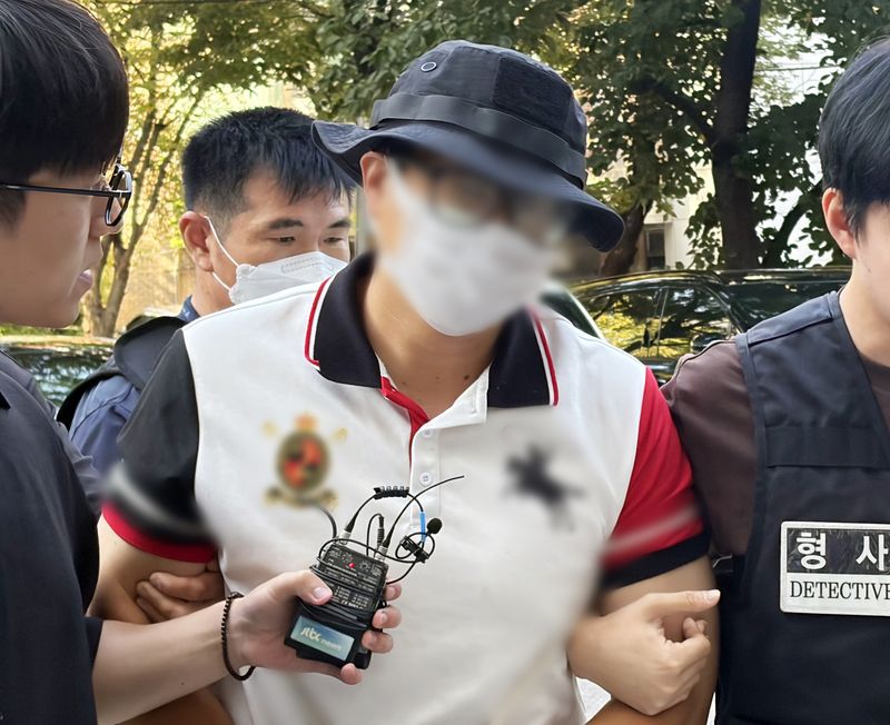한강공원 인근에서 흉기를 들고 행인을 위협한 40대 남성 천모씨가 29일 오전 구속 전 피의자 심문(영장실질심사)을 받기 위해 서울남부지법에 출석하고 있다. 뉴스1
