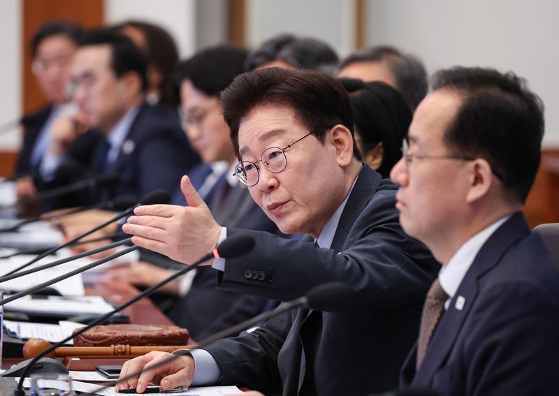 이재명 대통령이 29일 청와대에서 열린 국무회의에서 발언을 하고 있다. 뉴스1
