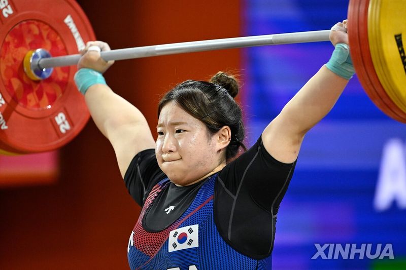 전희수(19·고양시청)가 29일 일본 나고야시 중소기업진흥회관에서 열린 2026 아이치·나고야 아시안게임 역도 여자 86㎏급에서 인상 107㎏, 용상 141㎏을 들어 합계 248㎏을 기록했다. 연합뉴스