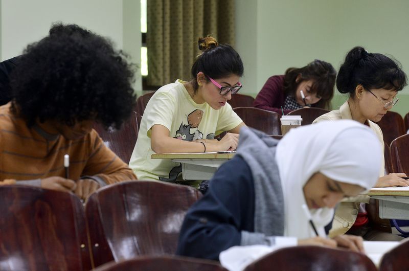 [서울=뉴시스] 지난 2013년 10월20일 서울 동대문구 경희대학교 청운관에서 외국인들이 한국어능력시험(TOPIK)을 치르고 있다. (사진=뉴시스DB). 2024.10.10. photo@newsis.com /사진=뉴시스