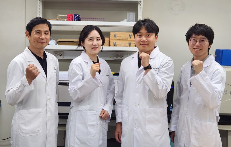 한국한의학연구원의 이진무, 정미경 박사와 충남대학교의 김상윤, 박상민 교수(왼쪽부터)가 기념촬영하고 있는 모습. 한국한의학연구원 제공