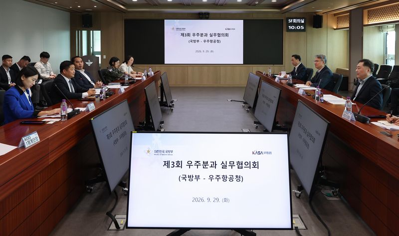 29일 오전 국방부에서 열린 제3회 미래국방과학기술 정책협의회 우주분과 실무협의회에서 최용삼 국방부 방위정책관(왼쪽)과 현영목 우주항공청 우주항공정책국장 직무대리(오른쪽)가 민·군 우주 업무 협업 필요사항을 논의하고 있다. 국방부 제공