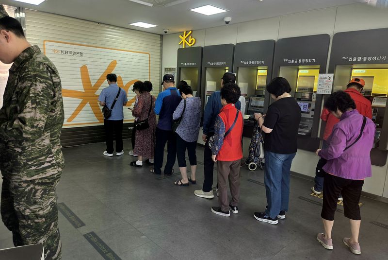 29일 오전 서울 은평구 KB국민은행 응암동종합금융센터 앞에서 고객들이 개점을 기다리며 줄을 서고 있다. 사진=박문수 기자