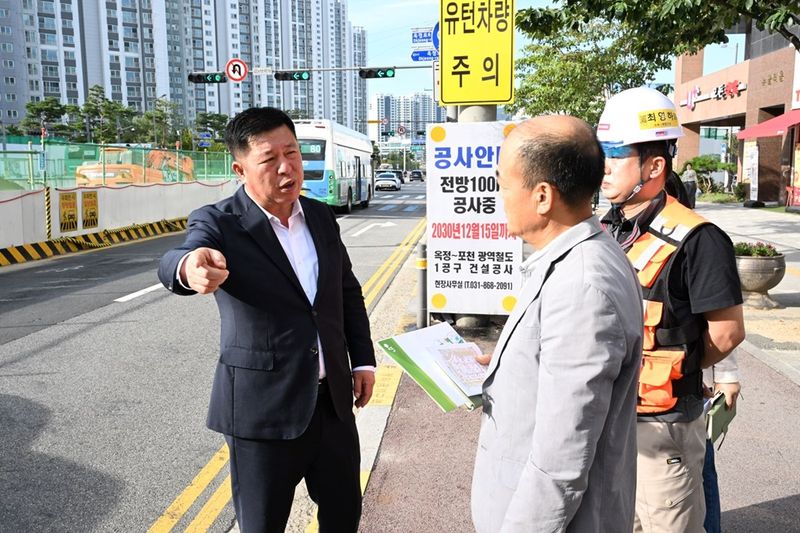 정덕영 양주시장(왼쪽)이 지난 29일 옥정 중심상가 사거리와 상가 내부 도로를 찾아 차량 통행 상황을 점검하고 있다. 양주시 제공