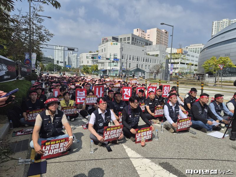 29일 정부세종청사 국토교통부 정문 앞 도로에서 LH 노동조합원들이 분리개혁 반대 집회에 참석하고 있다. LH 제공